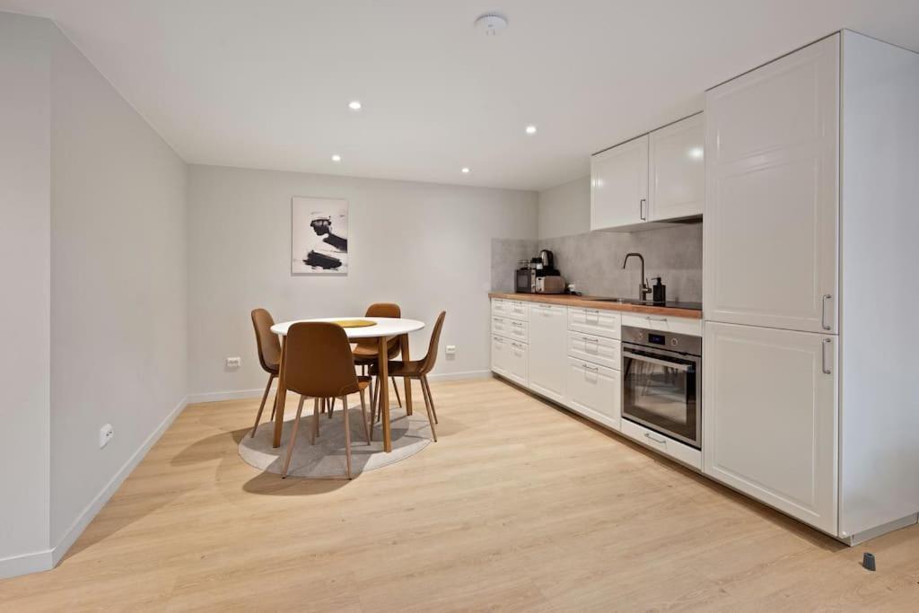 Practical Basement Apt With All Home Comforts Close To City Centre 斯塔万格 外观 照片