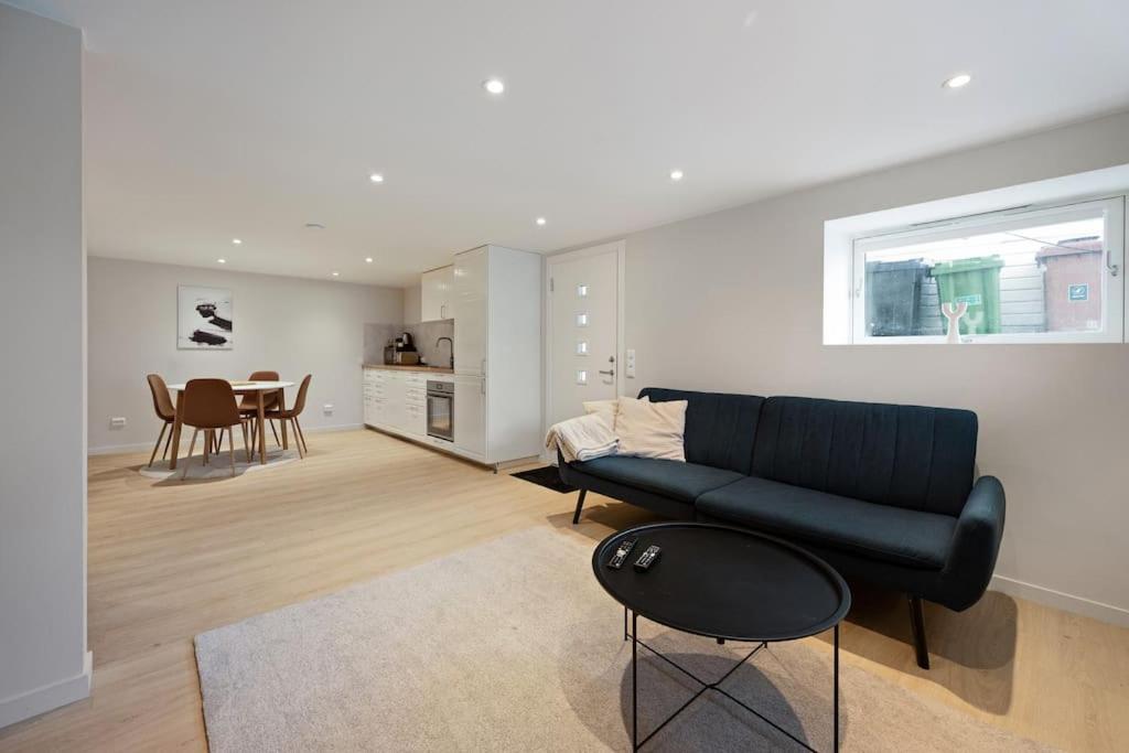 Practical Basement Apt With All Home Comforts Close To City Centre 斯塔万格 外观 照片