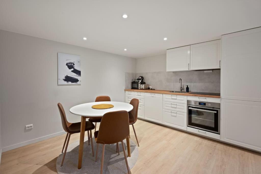 Practical Basement Apt With All Home Comforts Close To City Centre 斯塔万格 外观 照片